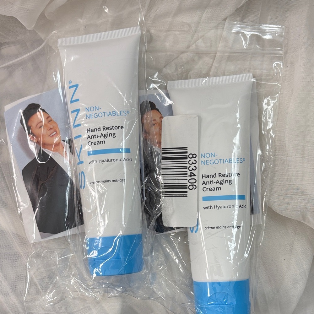 *NEW* SKINN Hand Restore Anti-Aging Cream set of 2
New in original packaging